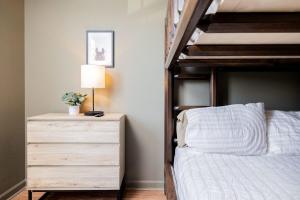 Ένα ή περισσότερα κρεβάτια σε δωμάτιο στο Comfortable Escape near Dolly w Hot Tub