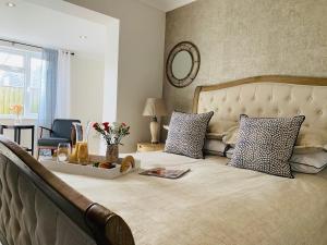 En eller flere senge i et værelse på Shona Retreat - Caister