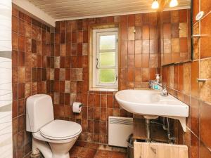 Ένα μπάνιο στο 6 person holiday home in Rudkøbing +53 φωτογραφίες