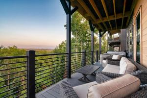 Μπαλκόνι ή βεράντα στο Cozy Cabin Luxe Escape W Private Pool