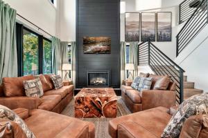 Χώρος καθιστικού στο Cozy Cabin Luxe Escape W Private Pool