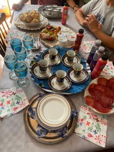 una mesa con platos de comida y otros alimentos. en Attico Aventino, en Roma 21 fotos más