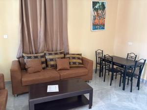 a living room with a couch and a table at Kaira kunda guesthouse in Nimsat