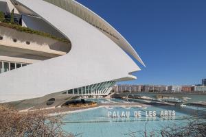ein Gebäude mit einem Swimmingpool davor in der Unterkunft ESC - Loft Valencia Cómodos y espaciosos estudios cercanos a estación Joaquín Sorolla in Valencia