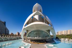 ein Gebäude mit einem Swimmingpool davor in der Unterkunft ESC - Loft Valencia Cómodos y espaciosos estudios cercanos a estación Joaquín Sorolla in Valencia