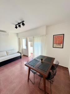 a living room with a table and a couch at Luminoso Depto al frente en el corazón del barrio Meridiano V- Meridiano Alquiler Temporario in La Plata