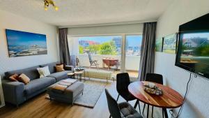 a living room with a couch and a table at LUV & LEE Waterkant SPO in Sankt Peter-Ording