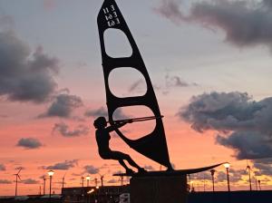 伊兹奎尔多Guesthouse El arca de Noé的冲浪板上拿着帆的人的雕像