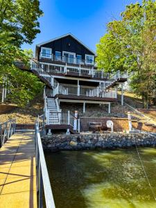 Φωτογραφία από το άλμπουμ του Lakefront 5bed4bathdockhot Tubkayaksfirepit σε Gravois Mills