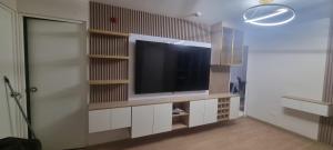 Μια τηλεόραση ή/και κέντρο ψυχαγωγίας στο Habitación privada con baño