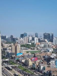 Γενική άποψη της πόλης Λίμα ή θέα της πόλης από  αυτό το δωμάτιο σε οικογενειακή κατοικία