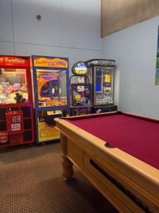 une salle avec une table de billard et des jeux d'arcade dans l'établissement Royal Palm Resort on the Beach, à Gold Coast