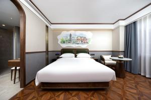 Postel nebo postele na pokoji v ubytování Nost algia S Hotel Jinwan Square, Tianjin Railway St ation