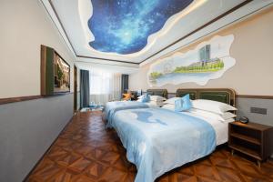 Postel nebo postele na pokoji v ubytování Nost algia S Hotel Jinwan Square, Tianjin Railway St ation