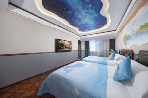 Postel nebo postele na pokoji v ubytování Nost algia S Hotel Jinwan Square, Tianjin Railway St ation