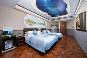 Postel nebo postele na pokoji v ubytování Nost algia S Hotel Jinwan Square, Tianjin Railway St ation