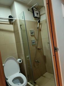 マニラにあるJoRan Staycation 1BR Unit near Moa with Netflixのシャワーとトイレ付きのバスルーム +13枚の写真