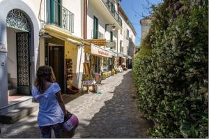 een meisje dat over straat loopt met een roze tas bij Un sogno chiamato Ravello in Ravello