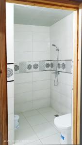 Un baño de Aziz House 1
