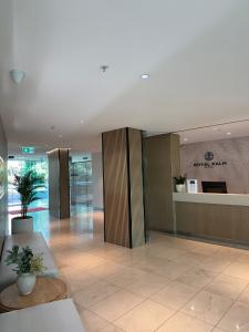 - un hall d'un immeuble de bureaux avec une réception dans l'établissement Royal Palm Resort on the Beach, à Gold Coast