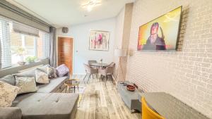 バーミンガムにあるBirmingham Houseのソファとテーブルのあるリビングルーム