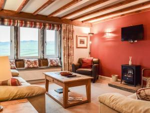 霍姆弗斯Mount View - Uk48425的客厅设有红色的墙壁和壁炉