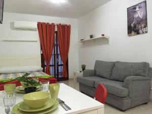 A seating area at Estudio Las Huertas Még 32 kép