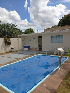 a swimming pool in front of a house at Centro de Brasília, 5 minutos da Esplanada dos Ministérios in Brasilia