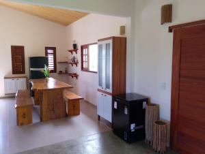 a room with a table and a desk in a room at Villa Bôa Viagem in Fortim