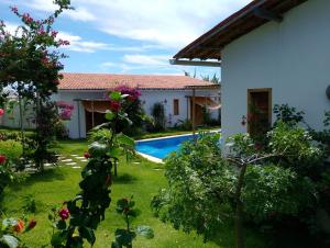 a house and a yard with a swimming pool at Villa Bôa Viagem in Fortim