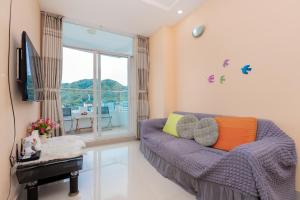 ブンタウにあるThủy Tiên sea view condotelのソファと大きな窓のあるリビングルーム