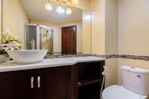 ブンタウにあるThủy Tiên sea view condotelの洗面台、トイレ、鏡のあるバスルーム +18枚の写真
