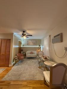 ein Wohnzimmer mit einer Couch und einem Deckenventilator in der Unterkunft The Nest in Bronx