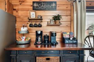 Příslušenství pro přípravu čaje a kávy v ubytování Kate's Cabin - 3 min to Dollywood! Cabin with Hot tub, Game Room, and Resort Pool! + 47 fotografií