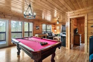 Biliár nebo kulečník v ubytování Kate's Cabin - 3 min to Dollywood! Cabin with Hot tub, Game Room, and Resort Pool!