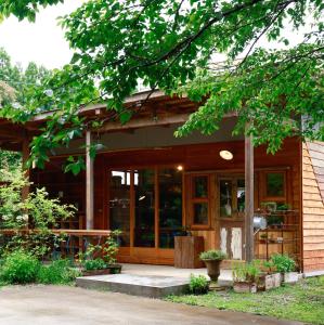 un bâtiment avec une grande porte en verre à l'avant dans l'établissement Private Forest Cottage for Two, Organic Lifestyle, à Bungoono