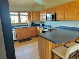 Dapur atau dapur kecil di Updated Listing! 4 min to Beach, Pool, Spa, Games