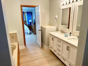 Bilik mandi di Updated Listing! 4 min to Beach, Pool, Spa, Games
