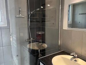 ein Badezimmer mit Dusche und Waschbecken in der Unterkunft Maison 7 pers, proche plage et centre Arzon, jardin calme - FR-1-775-33 in Arzon + 15 Fotos