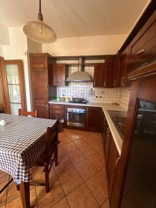 una cucina con un tavolo e una sala da pranzo di Appartamento Franca a Capo dʼOrlando