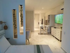 Una televisión o centro de entretenimiento en Patty del Mar Suites