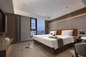 Rúm í herbergi á All-weather Hotel Wutian Old Street Branch