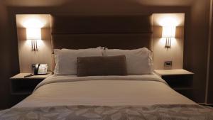 Ein Bett oder Betten in einem Zimmer der Unterkunft L'Aurora Inn