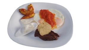 einen Teller mit Lebensmitteln mit Eiern, Fleisch und Kartoffeln in der Unterkunft L'Aurora Inn in Guatemala + 10 Fotos
