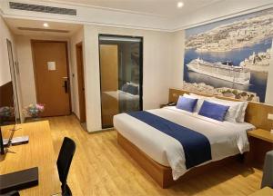 Postel nebo postele na pokoji v ubytování Linjiang International Cruise Hotel Baoyang Road