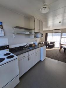 Kuchyň nebo kuchyňský kout v ubytování Cherry Grove Motel