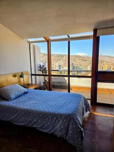 Un dormitorio con una cama con vistas a una ciudad. en Villa Florita, en La Paz
