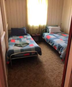 Dos camas una al lado de la otra en una habitación. en Federal hotel Wallumbilla, en Wallumbilla