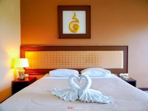 Postel nebo postele na pokoji v ubytování Madina Rayong Hotel