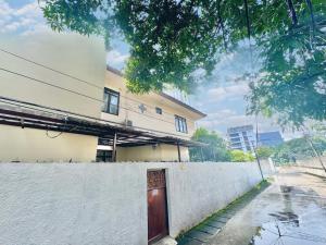 ジャカルタにあるNest Kostel at Kebayoran South Jakarta by Le Ciel Stayの白い壁とドアのある建物 +39枚の写真